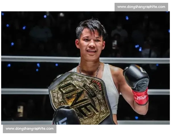 17 岁德查瓦立首秀封神！前蹴 KO 震撼 ONE 赛场